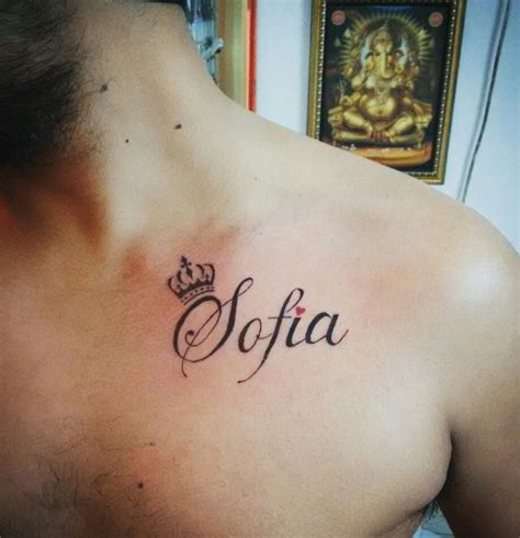 tatuajes con nombres en el pecho|30 ideas de TATUAJES DE NOMBRES de。